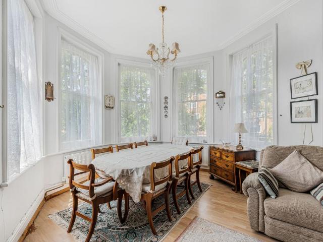 3 bedroom flat for sale