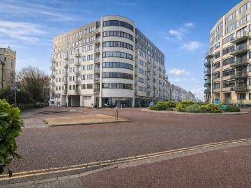 3 bedroom flat for sale