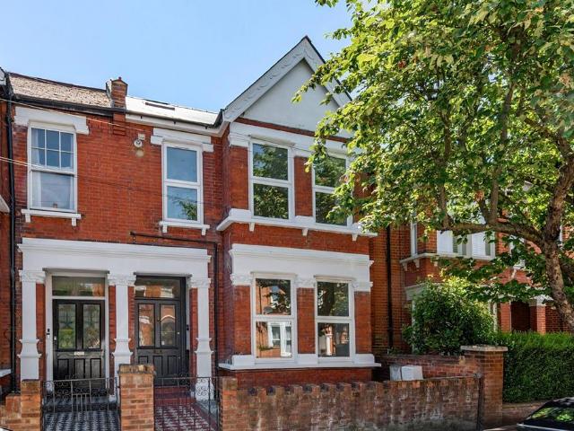 3 bedroom flat for sale