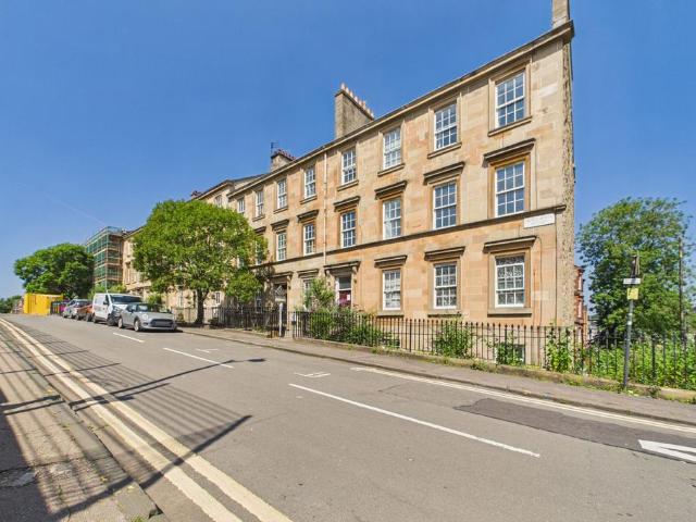 3 bedroom flat for sale