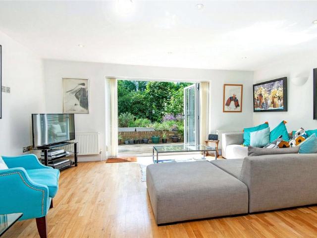 3 bedroom flat for sale