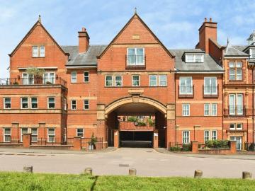3 bedroom flat for sale