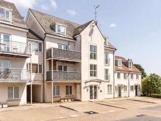 3 bedroom flat for sale