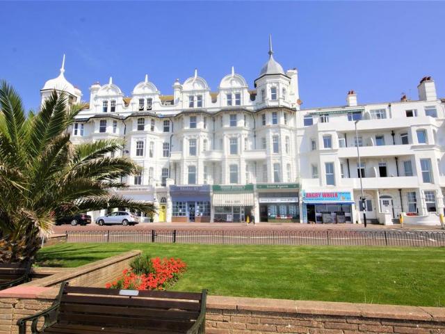 3 bedroom flat for sale