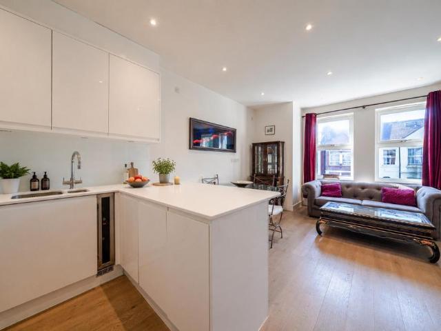 3 bedroom flat for sale