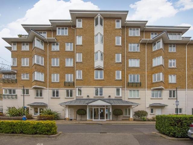 3 bedroom flat for sale