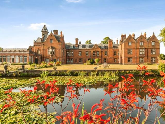 3 bedroom flat for sale