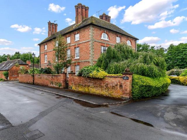 3 bedroom flat for sale