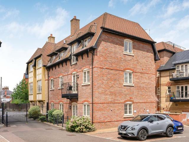 3 bedroom flat for sale