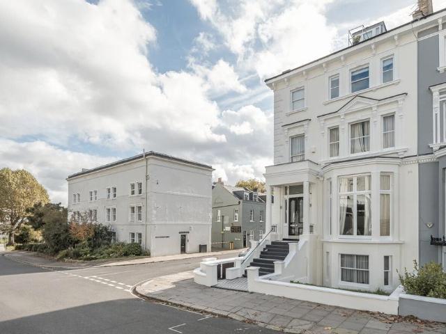 3 bedroom flat for sale