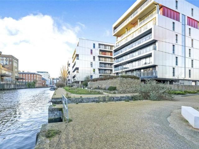 3 bedroom flat for sale