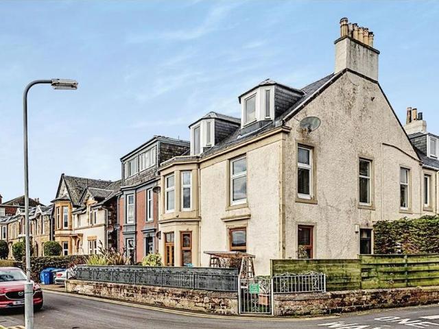 3 bedroom flat for sale