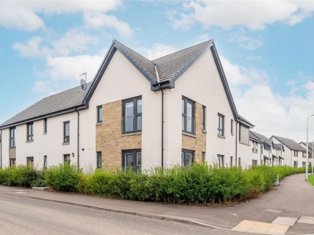 3 bedroom flat for sale