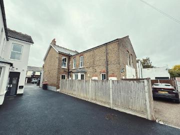 3 bedroom flat for sale