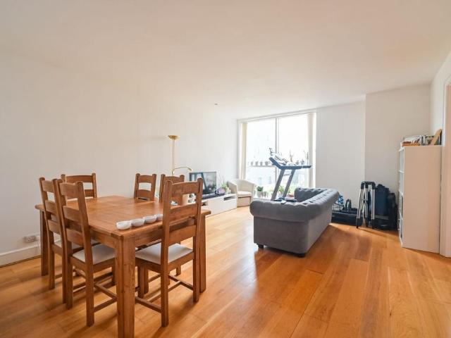 3 bedroom flat for sale