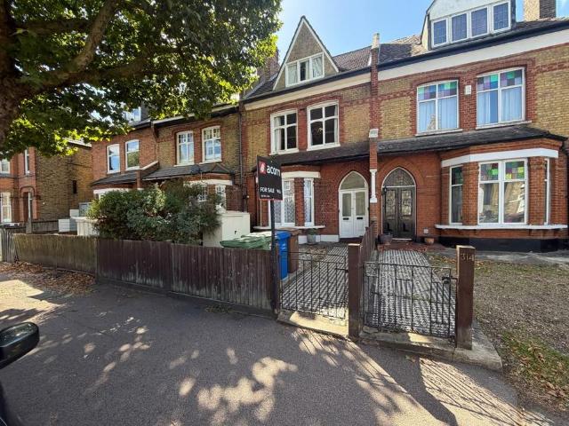 3 bedroom flat for sale