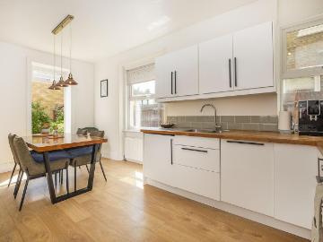 3 bedroom flat for sale