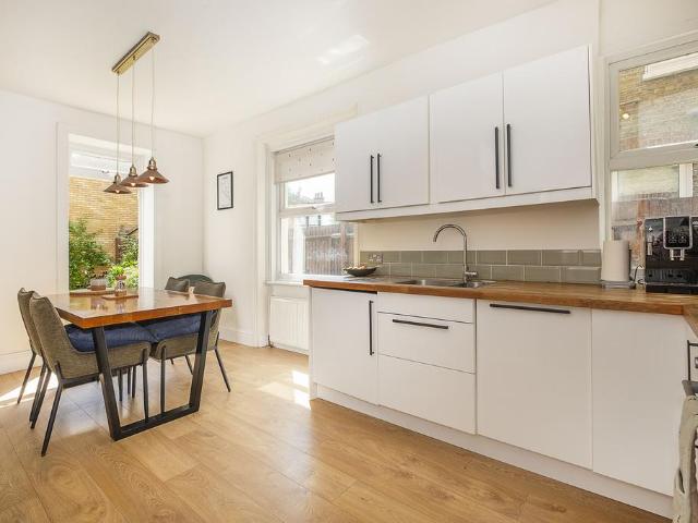 3 bedroom flat for sale