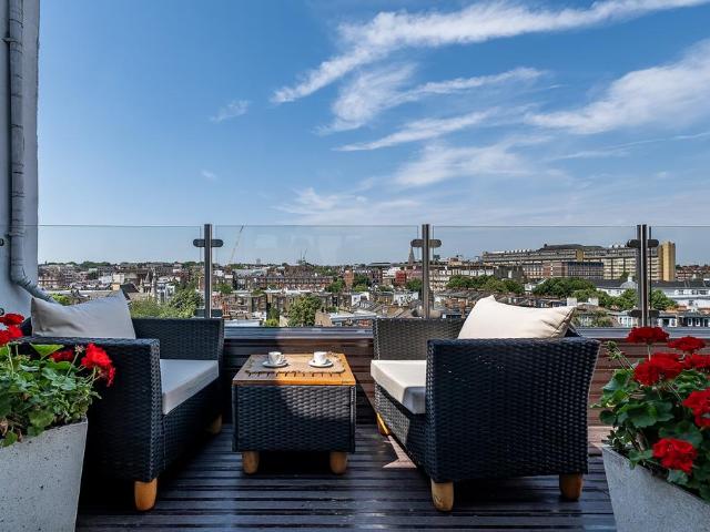 3 bedroom flat for sale