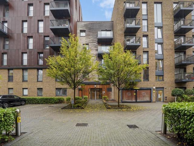 3 bedroom flat for sale