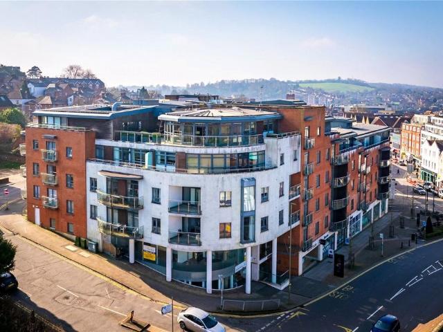 3 bedroom flat for sale