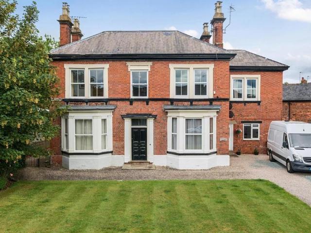 3 bedroom flat for sale