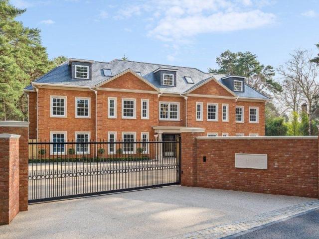 3 bedroom flat for sale