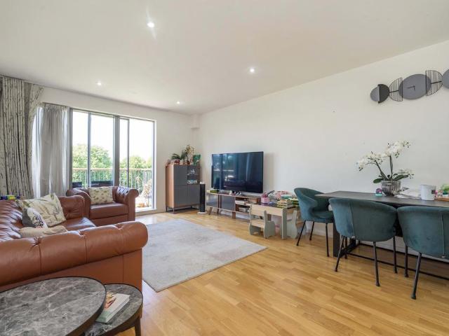 3 bedroom flat for sale