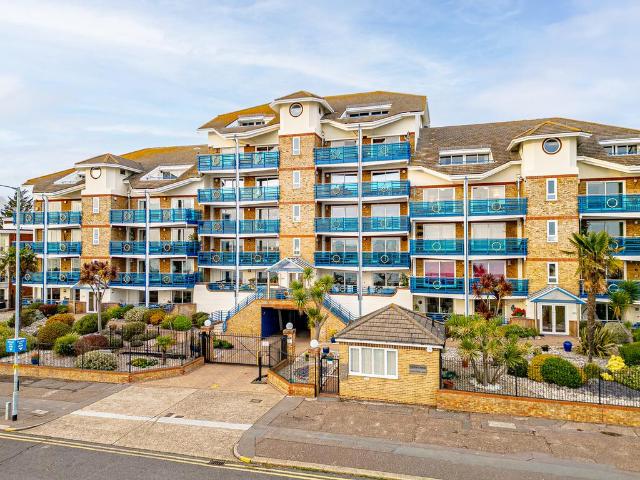 3 bedroom flat for sale