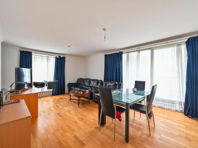 3 bedroom flat for sale