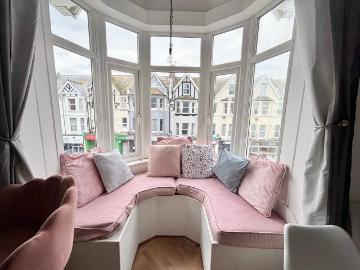 3 bedroom flat for sale