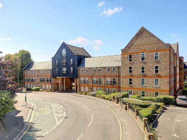 3 bedroom flat for sale