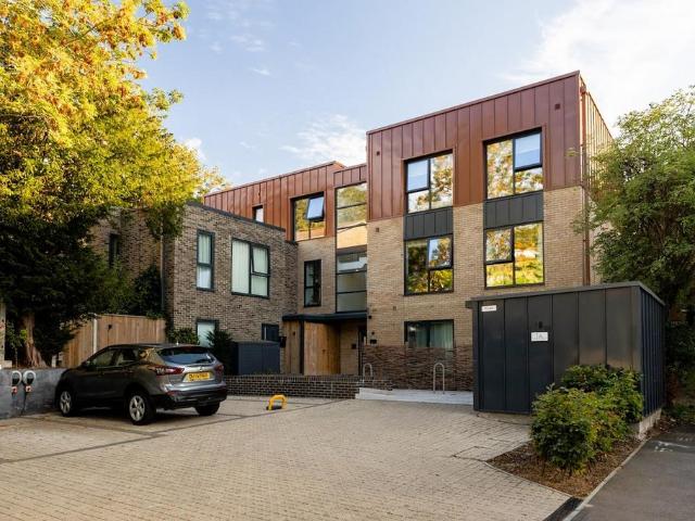 3 bedroom flat for sale