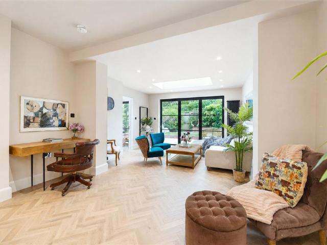 3 bedroom flat for sale