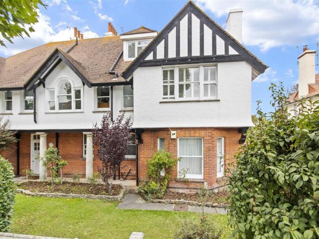 3 bedroom flat for sale
