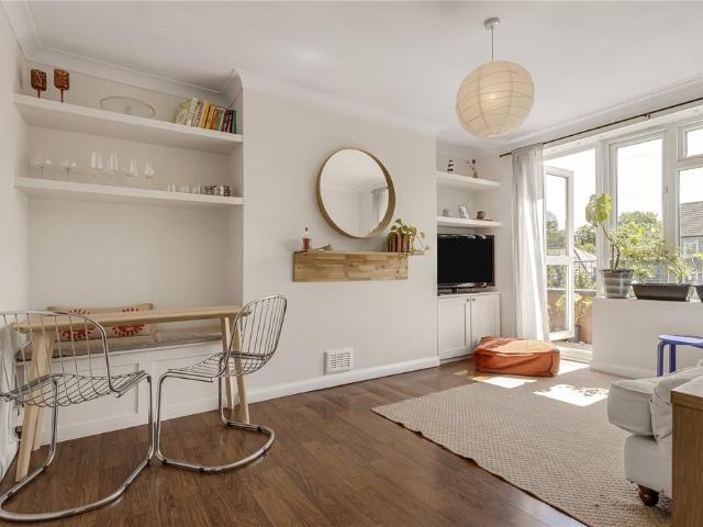 3 bedroom flat for sale