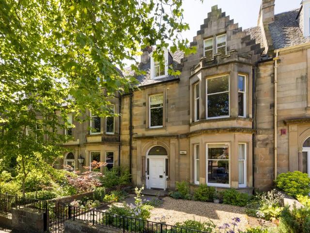 3 bedroom flat for sale