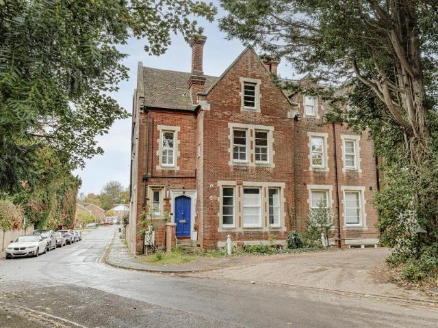 3 bedroom flat for sale