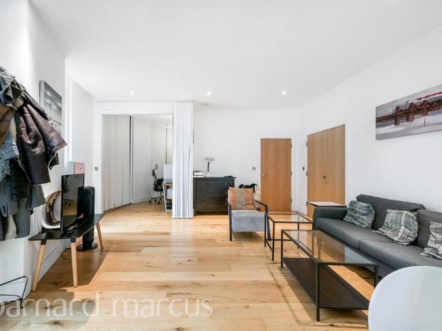 3 bedroom flat for sale