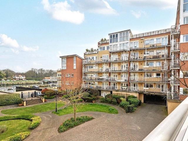 3 bedroom flat for sale