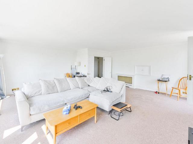 3 bedroom flat for sale