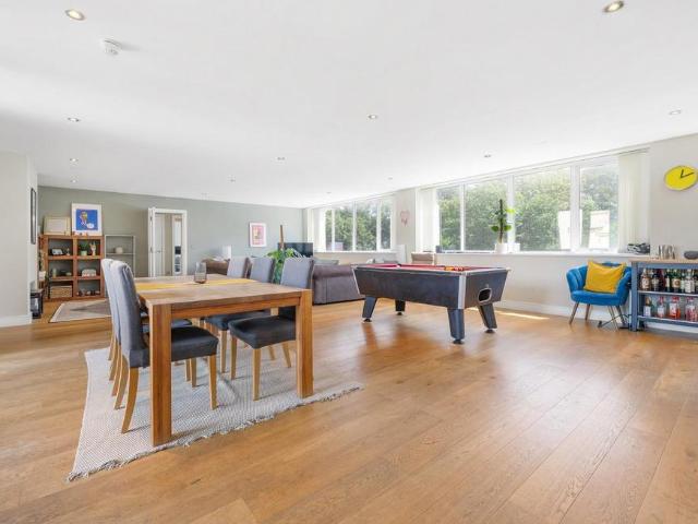 3 bedroom flat for sale
