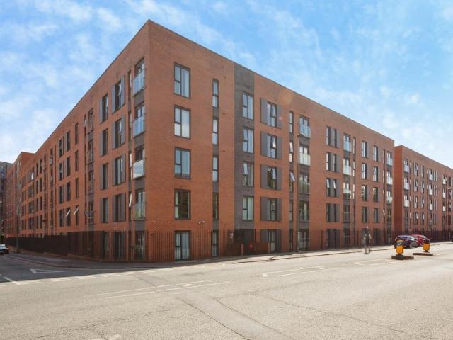 3 bedroom flat for sale