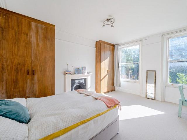 3 bedroom flat for sale