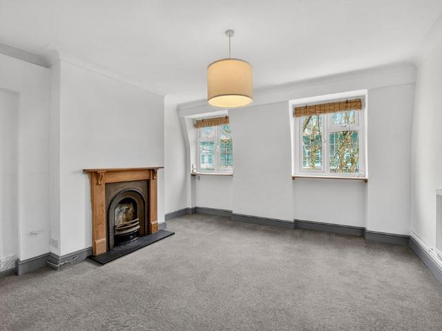 3 bedroom flat for sale