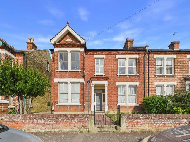 3 bedroom flat for sale