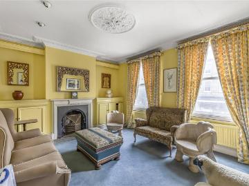 3 bedroom flat for sale