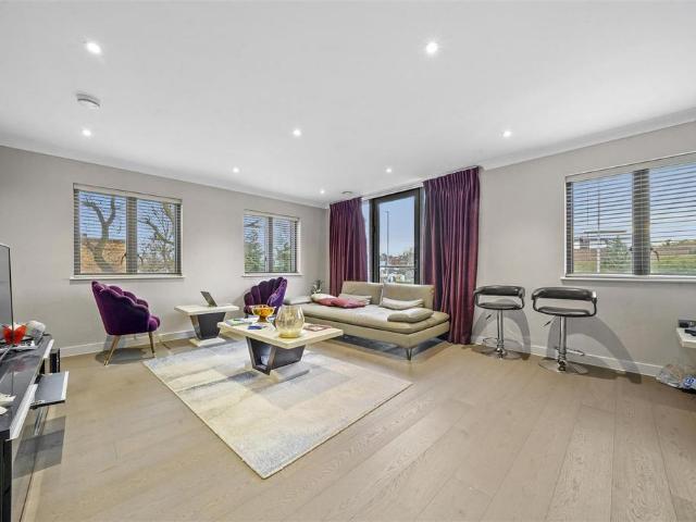 3 bedroom flat for sale