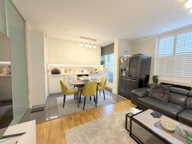 3 bedroom flat for sale