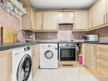 3 bedroom flat for sale